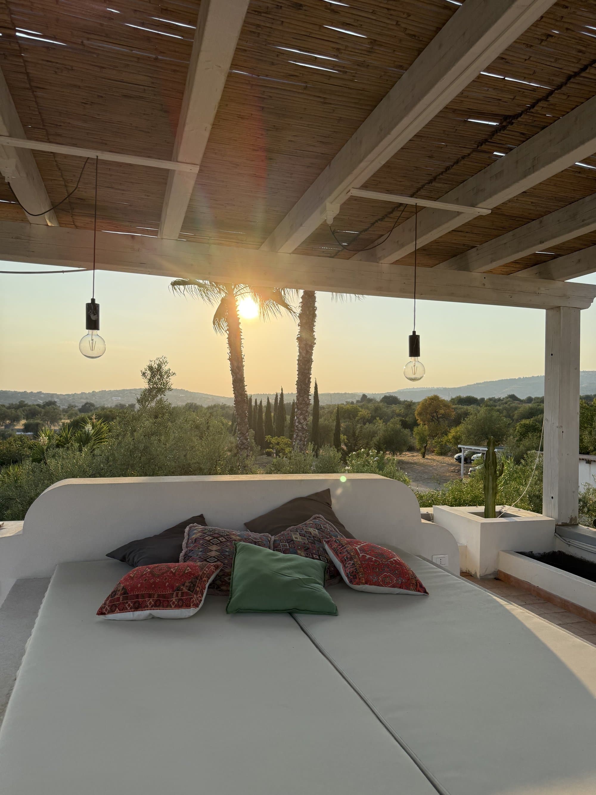 Lit rooftop — vue sur la campagne sicilienne