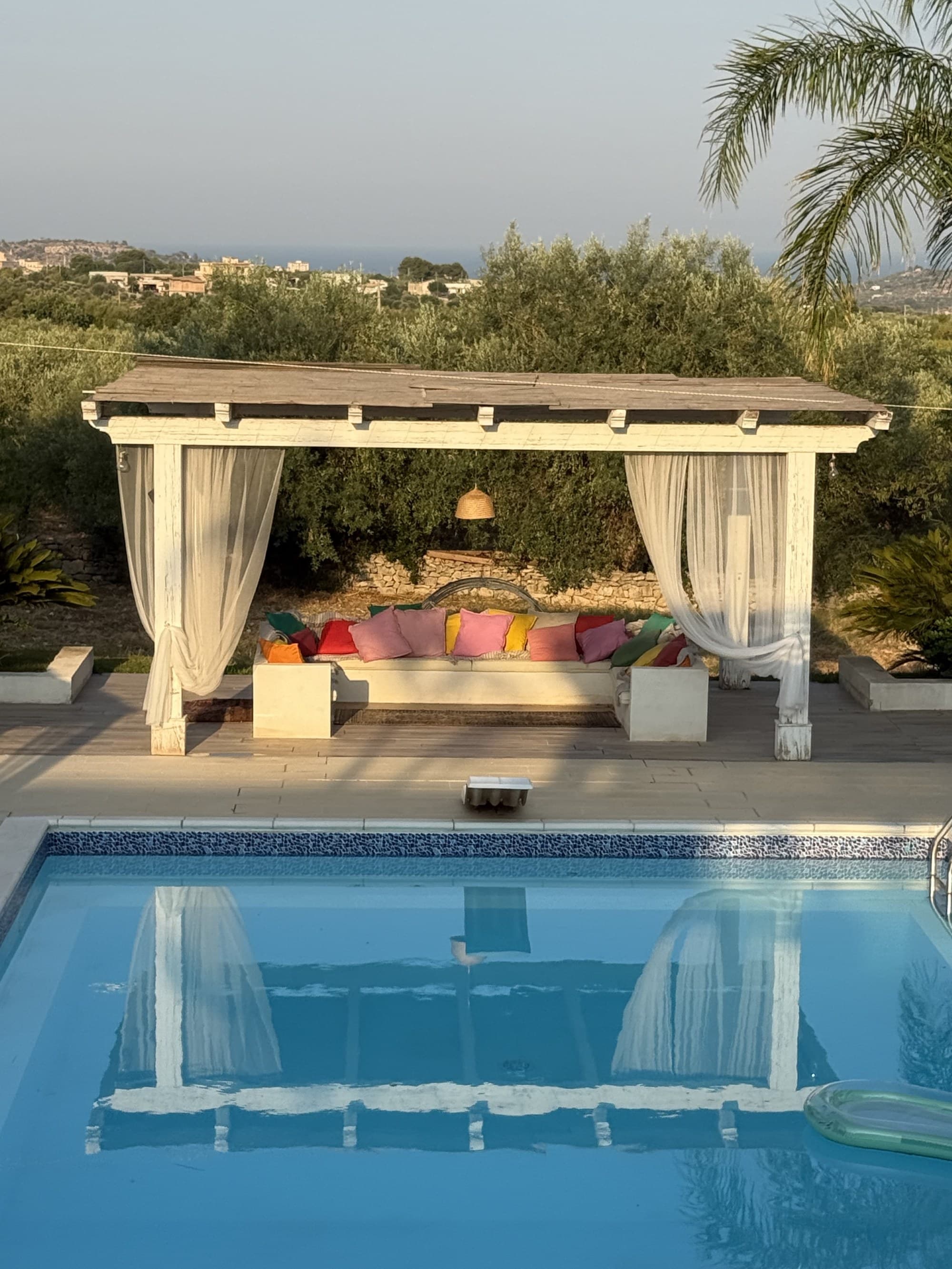 Piscine et transats balinais